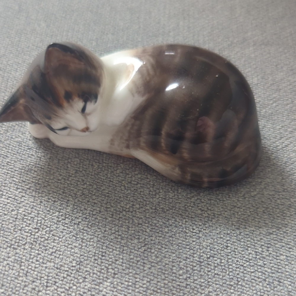 Vintage Royal Doulton HN 2581 Bone China Sleeping Kitten Figurine